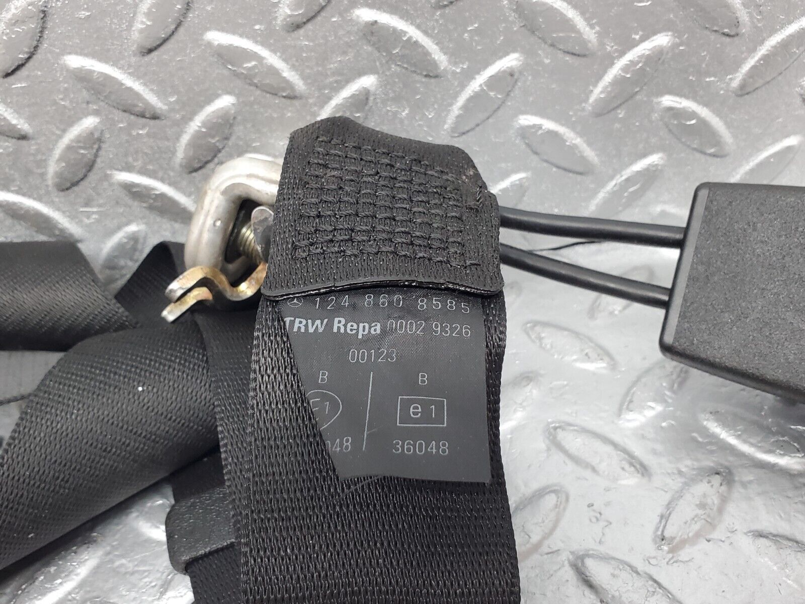 44839 Mercedes-Benz W124 220E Rear Seat Belt Set With Buckle 1248601286 1248608585 1248601696