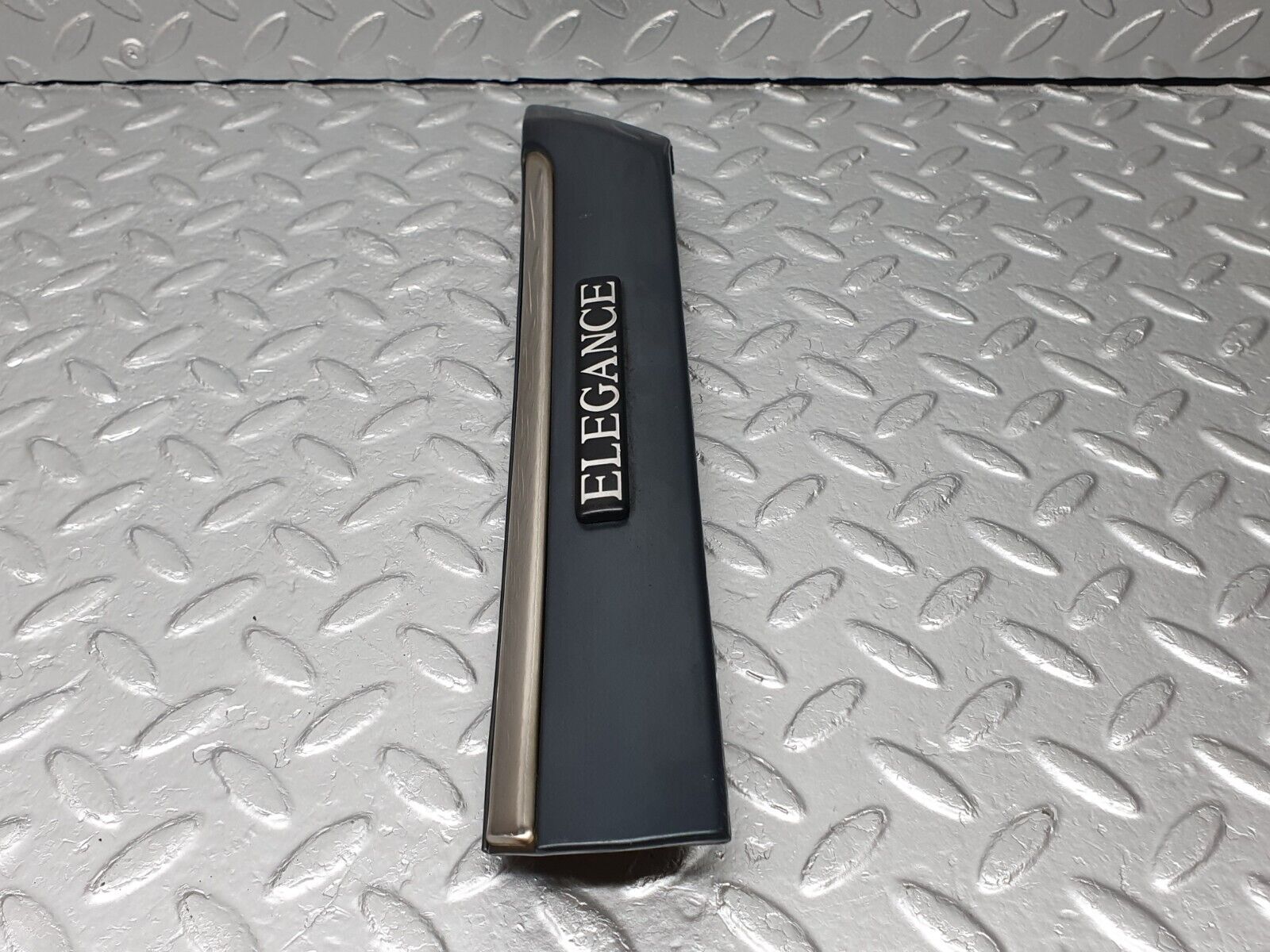 41802 Mercedes-Benz W202 C200 Front Right Fender Wing Centre Moulding 2026909262