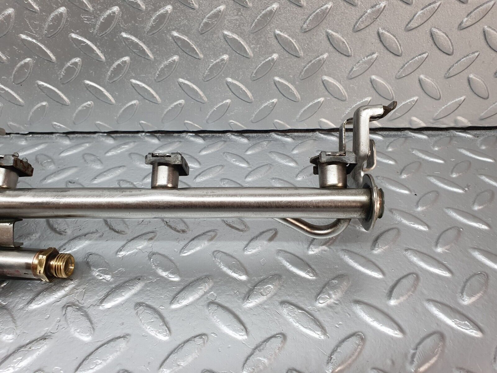 42324 Mercedes-Benz R129 320SL Coupe Fuel Injector Rail With Fuel Pressure Regulator 1040701395 0000781589