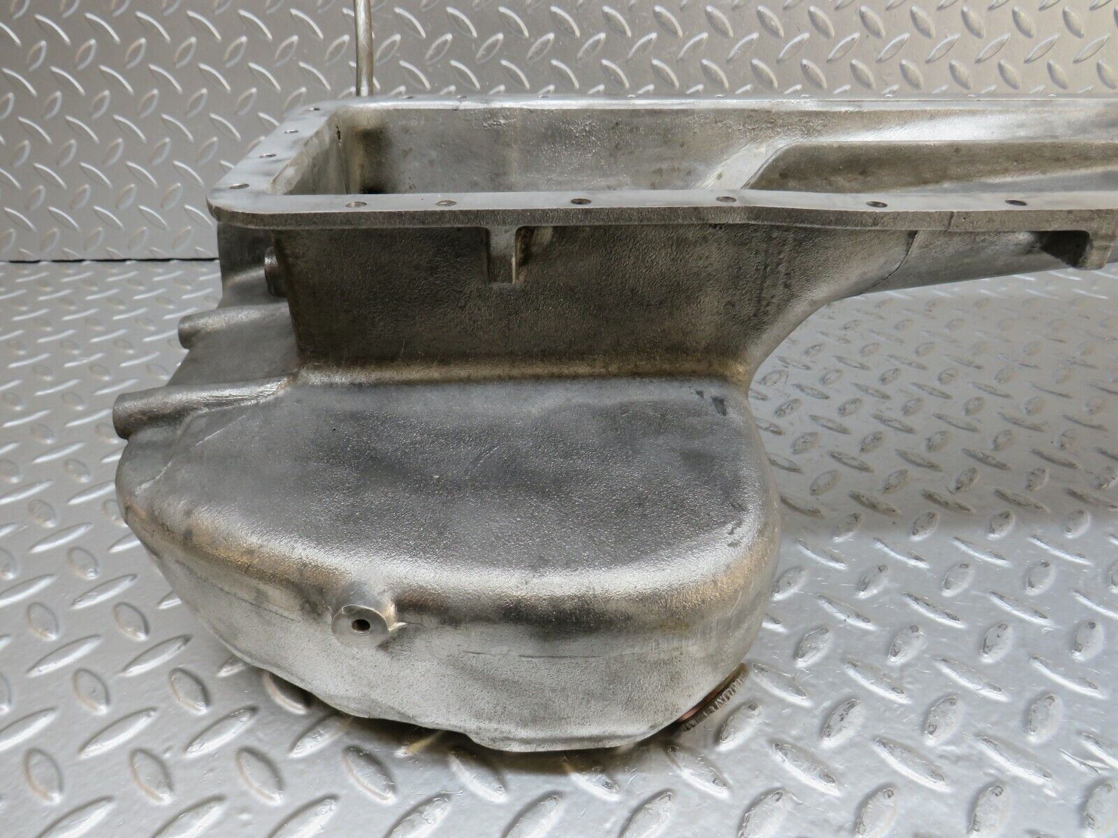 32845 Mercedes-Benz C107 R107 350 V8 Oil Pan Oil Sump 1160102913