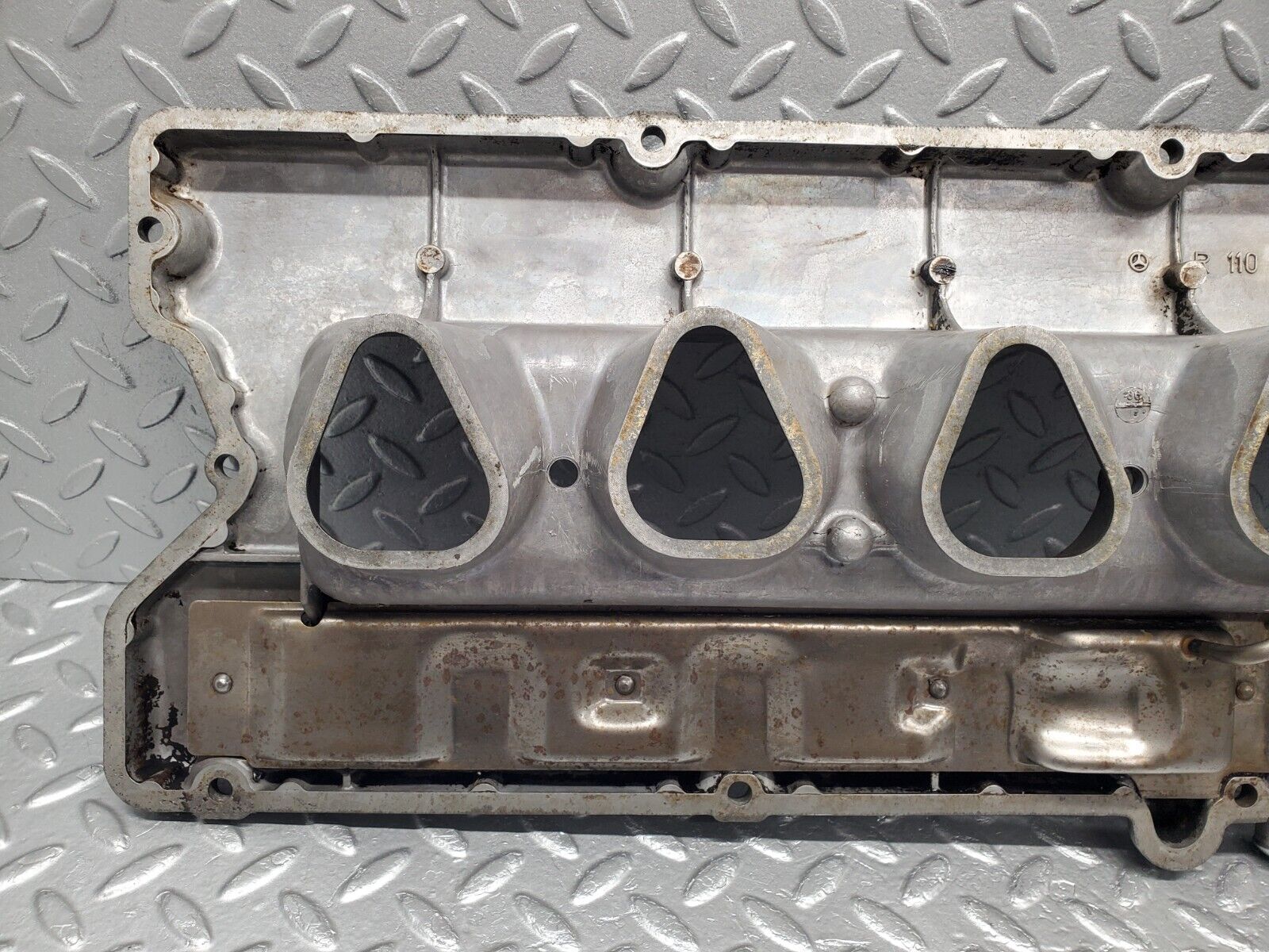 46704 Mercedes-Benz C123 280CE Coupe Cylinder Head Valve Cover 1100160905