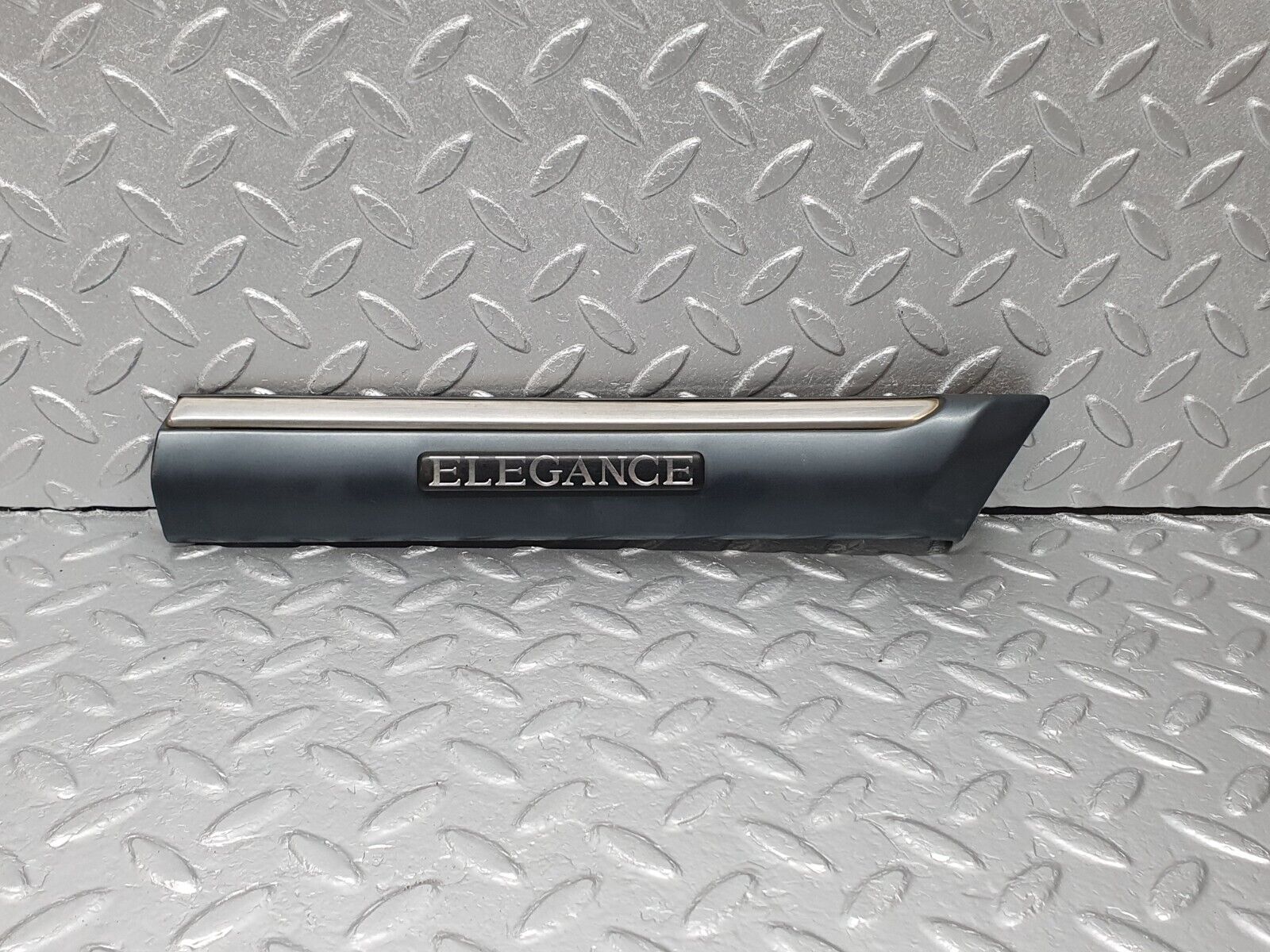 41802 Mercedes-Benz W202 C200 Front Right Fender Wing Centre Moulding 2026909262