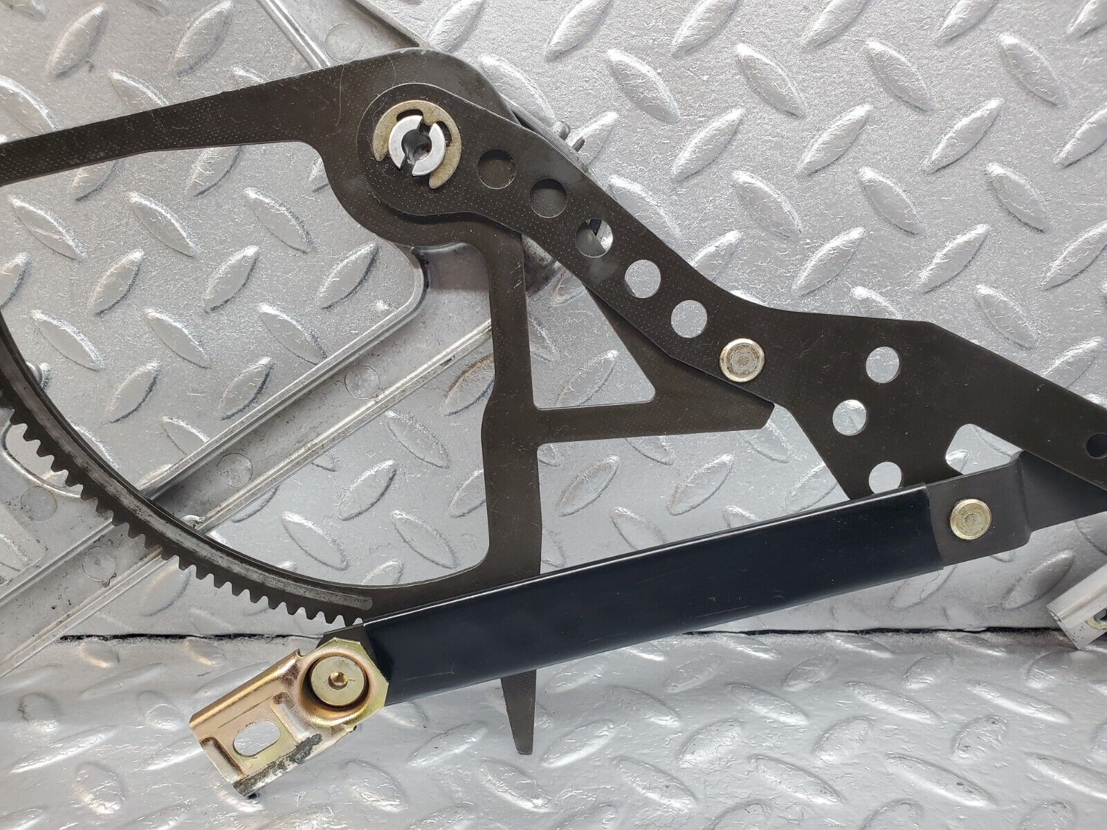 45713 Mercedes-Benz W126 420SE Front Left Power Window Regulator 13927