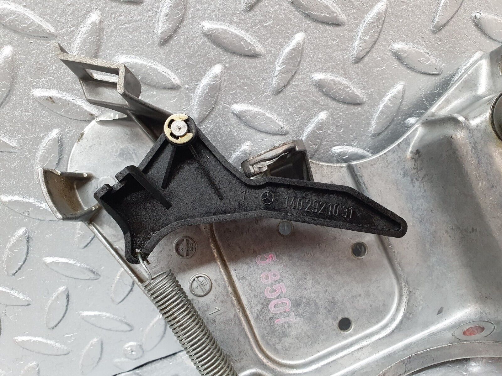 42200 Mercedes-Benz R129 320SL Coupe Brake Pedal Bracket 1242901019 1402921031