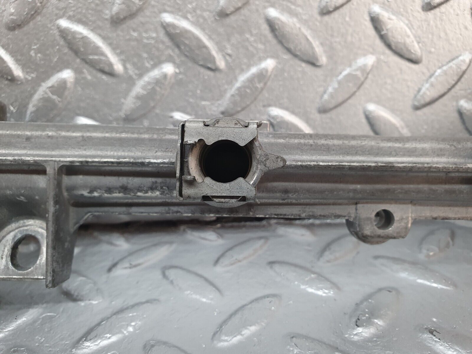 41883 Mercedes-Benz W202 C200 Fuel Injector Rail 1110781045 0000781889