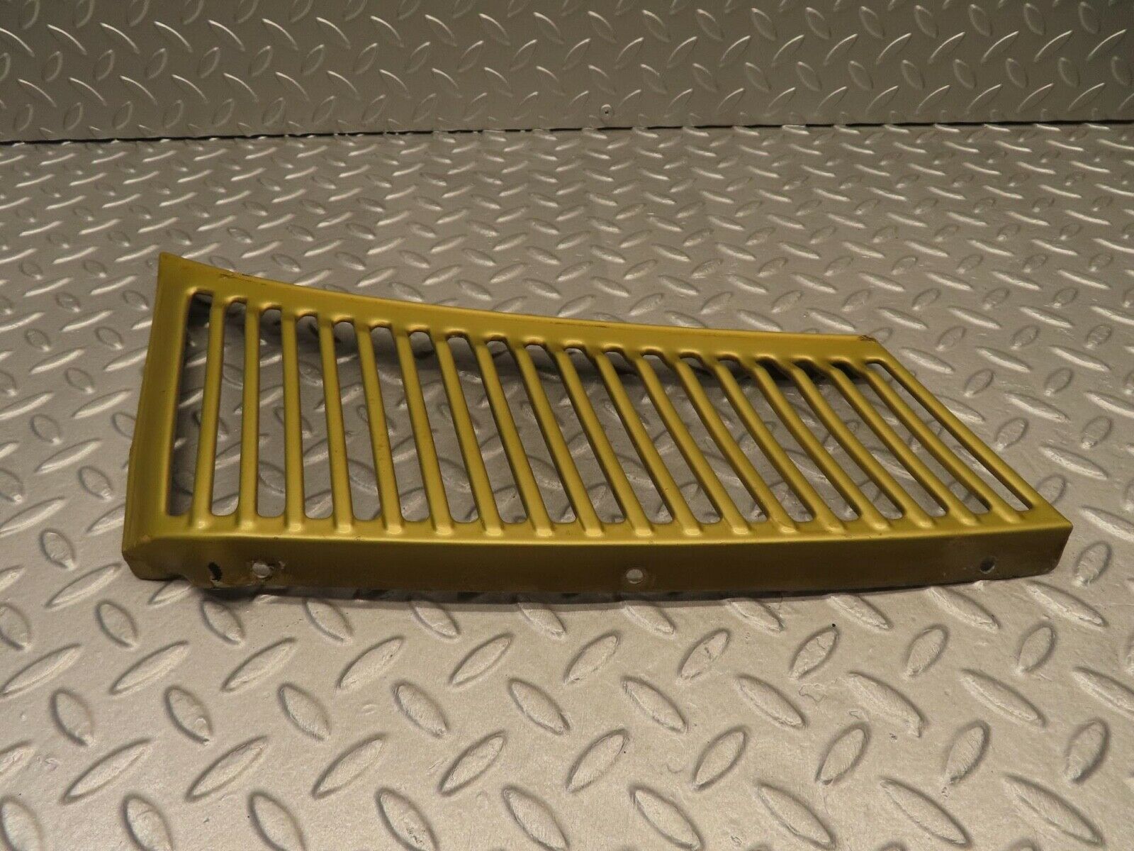 11814 Mercedes-Benz R107 450SL Air Intake Grill Right Side