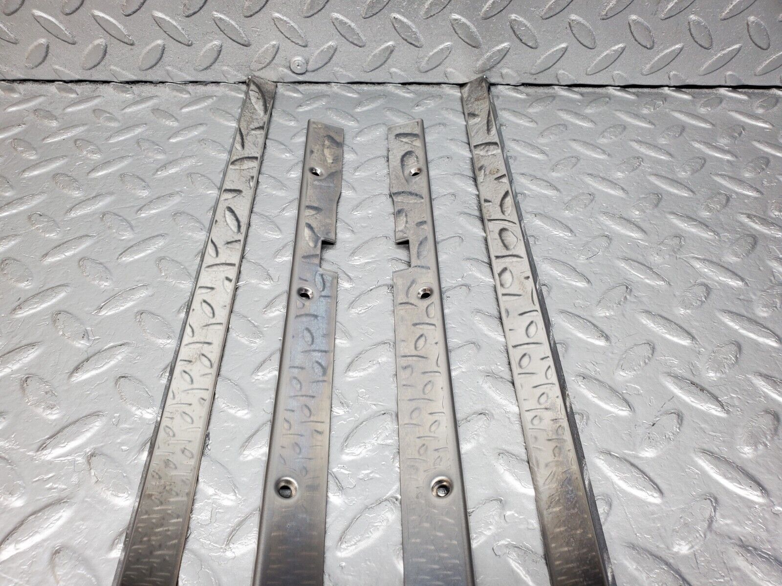 45983 Mercedes-Benz W126 420SE Sunroof Chrome Trim Set