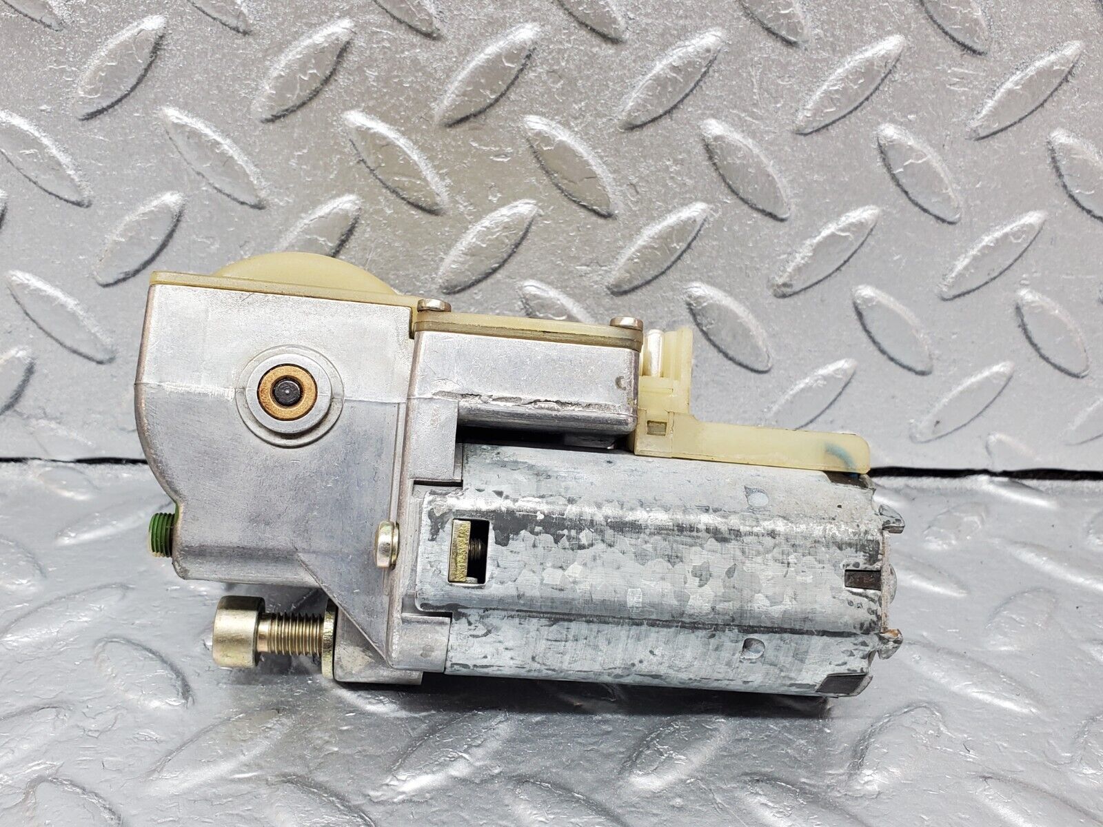 45637 Mercedes-Benz W126 420SE Steering Column Adjustment Motor 1264600325