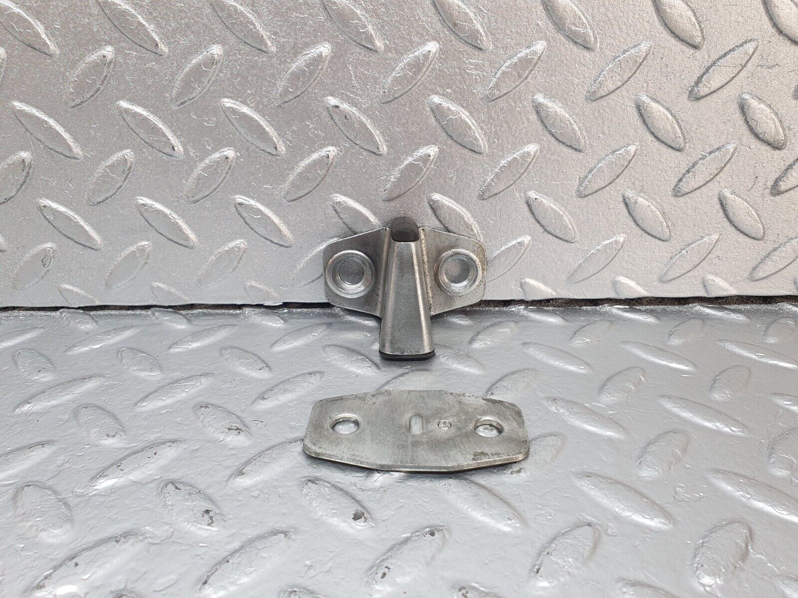 42889 Mercedes-Benz W201 190 2.0L Door Lock Latch