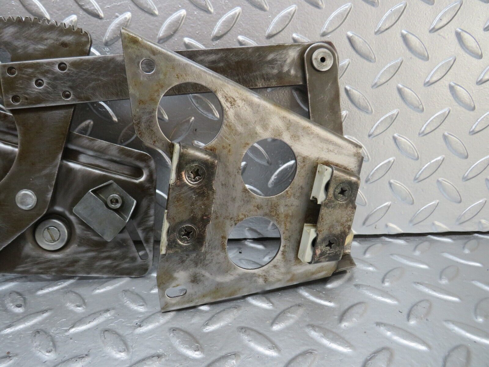 25083 Mercedes-Benz C107 Rear Right Power Window Regulator 1076701003