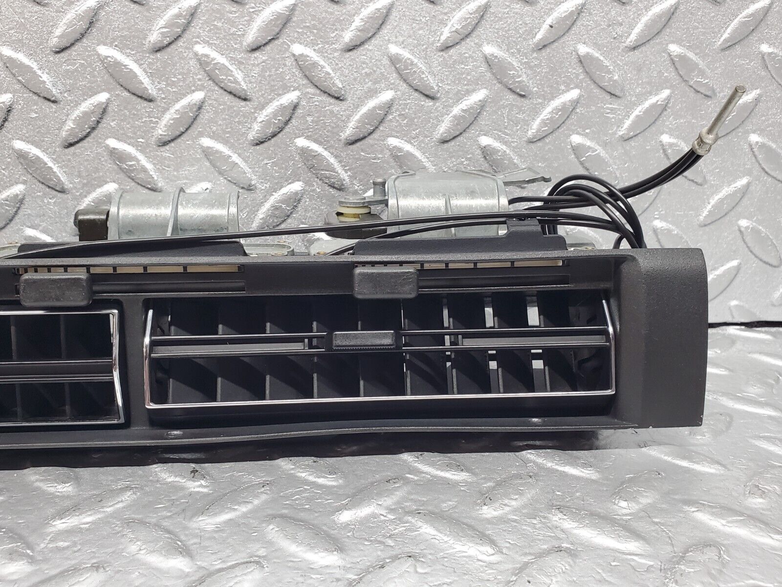 45925 Mercedes-Benz W126 420SE Dashboard Centre Air Vent 1268300654 1268310030 1268310130