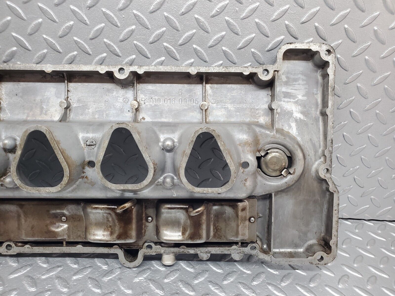 44306 Mercedes-Benz W123 280E Cylinder Head Valve Cover 1100160905
