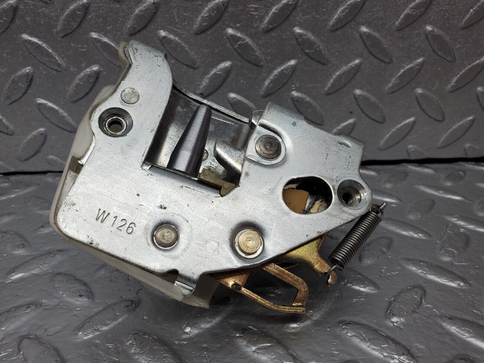 45621 Mercedes-Benz W126 420SE Front Left Door Lock Mechanism 1237230108