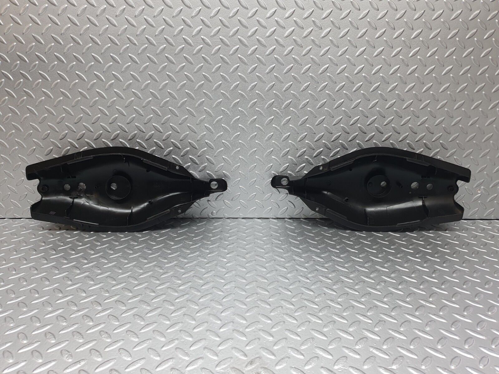 41779 Mercedes-Benz W202 C200 Rear Control Arm Cover 2x 1293520189 1293520188