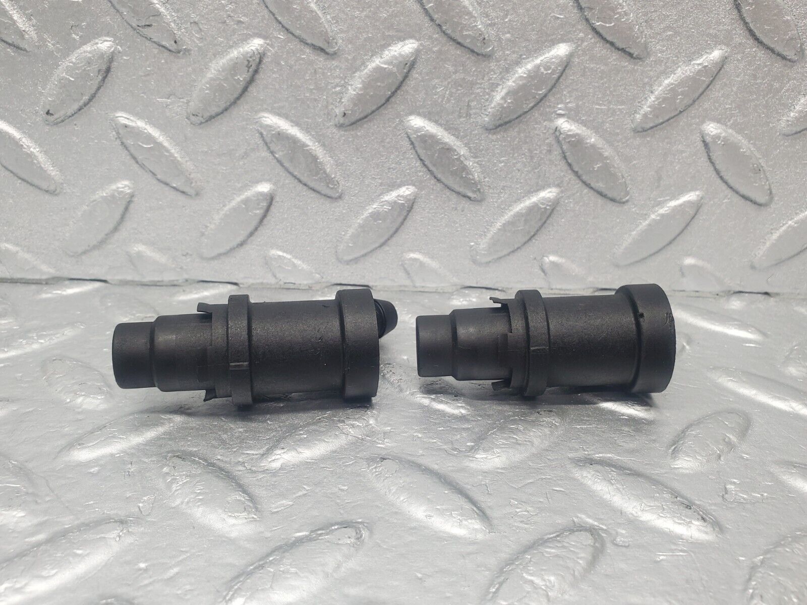 46039 Mercedes-Benz W126 420SE Fuel Injector Holder 2X