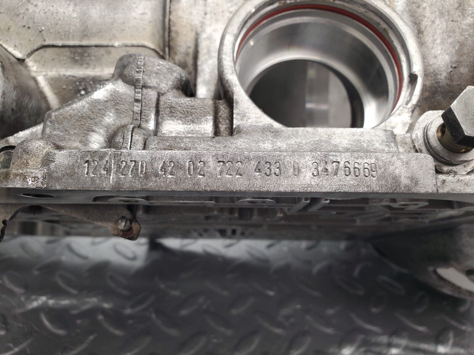 46293 Mercedes-Benz W124 280E Automatic Gearbox Housing 722.433 1242704204 2012710701