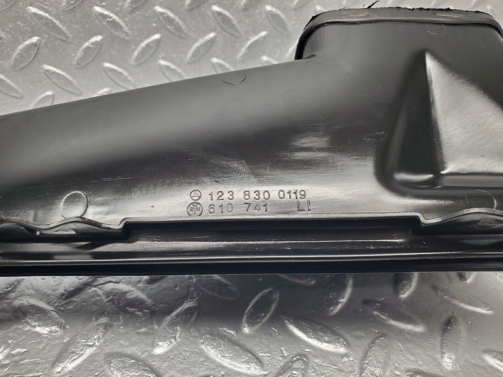 46506 Mercedes-Benz C123 280CE Coupe Air Duct Vent Pair 1238300219 1238300119