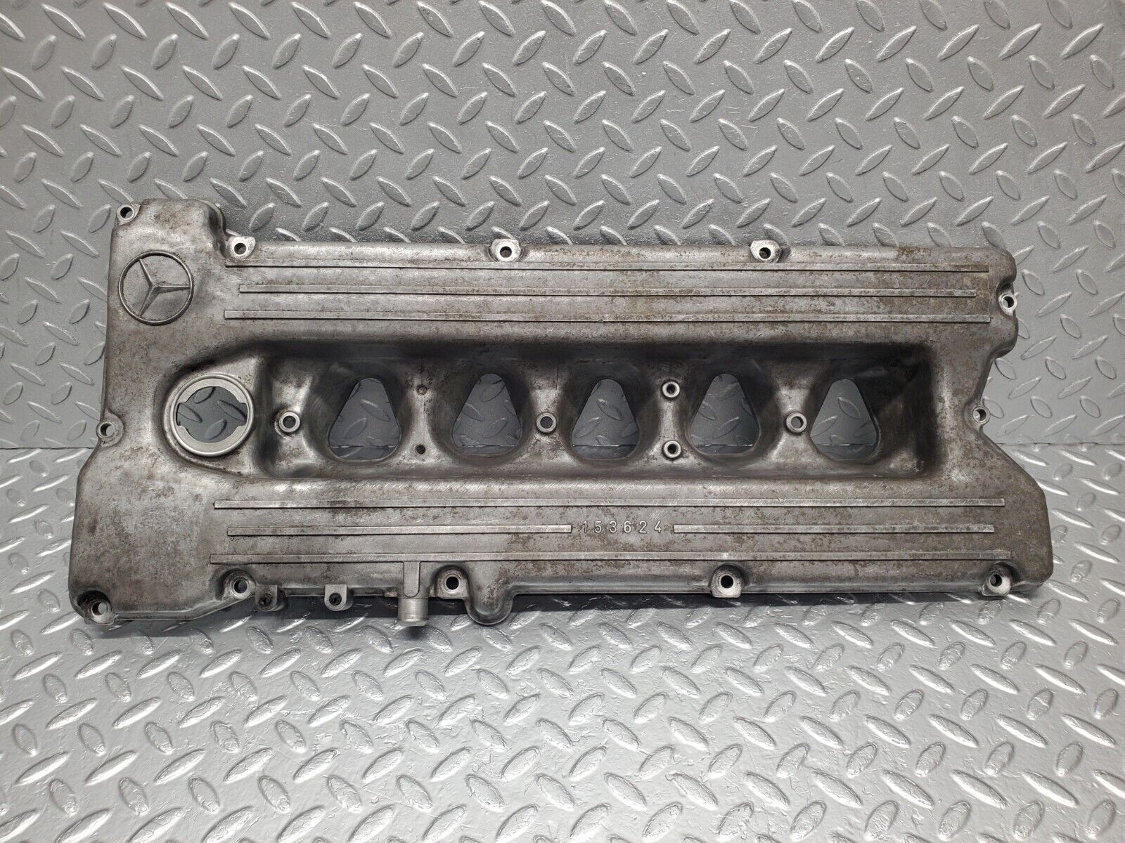 46704 Mercedes-Benz C123 280CE Coupe Cylinder Head Valve Cover 1100160905