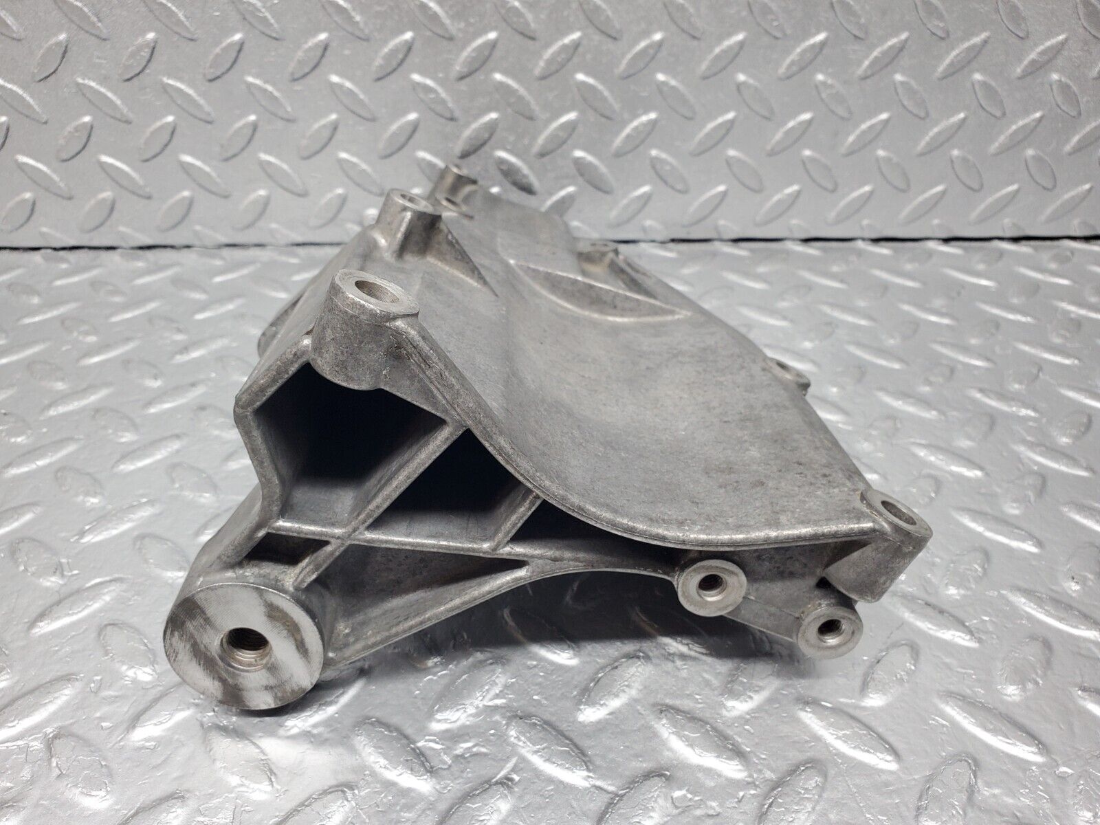 45922 Mercedes-Benz W126 420SE Air Conditioning Compressor Bracket 1161301035