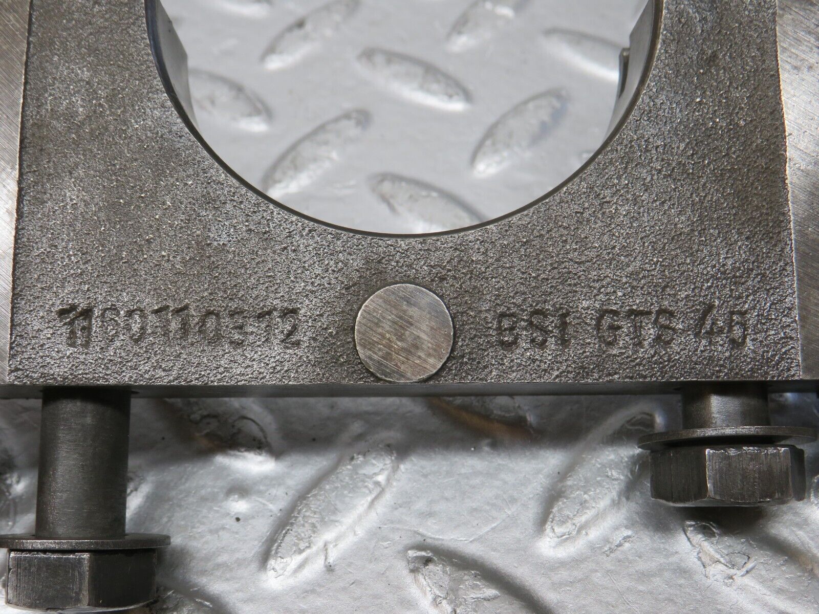 32868 Mercedes-Benz C107 R107 350 V8 Crankshaft Bearing Block 1160110312