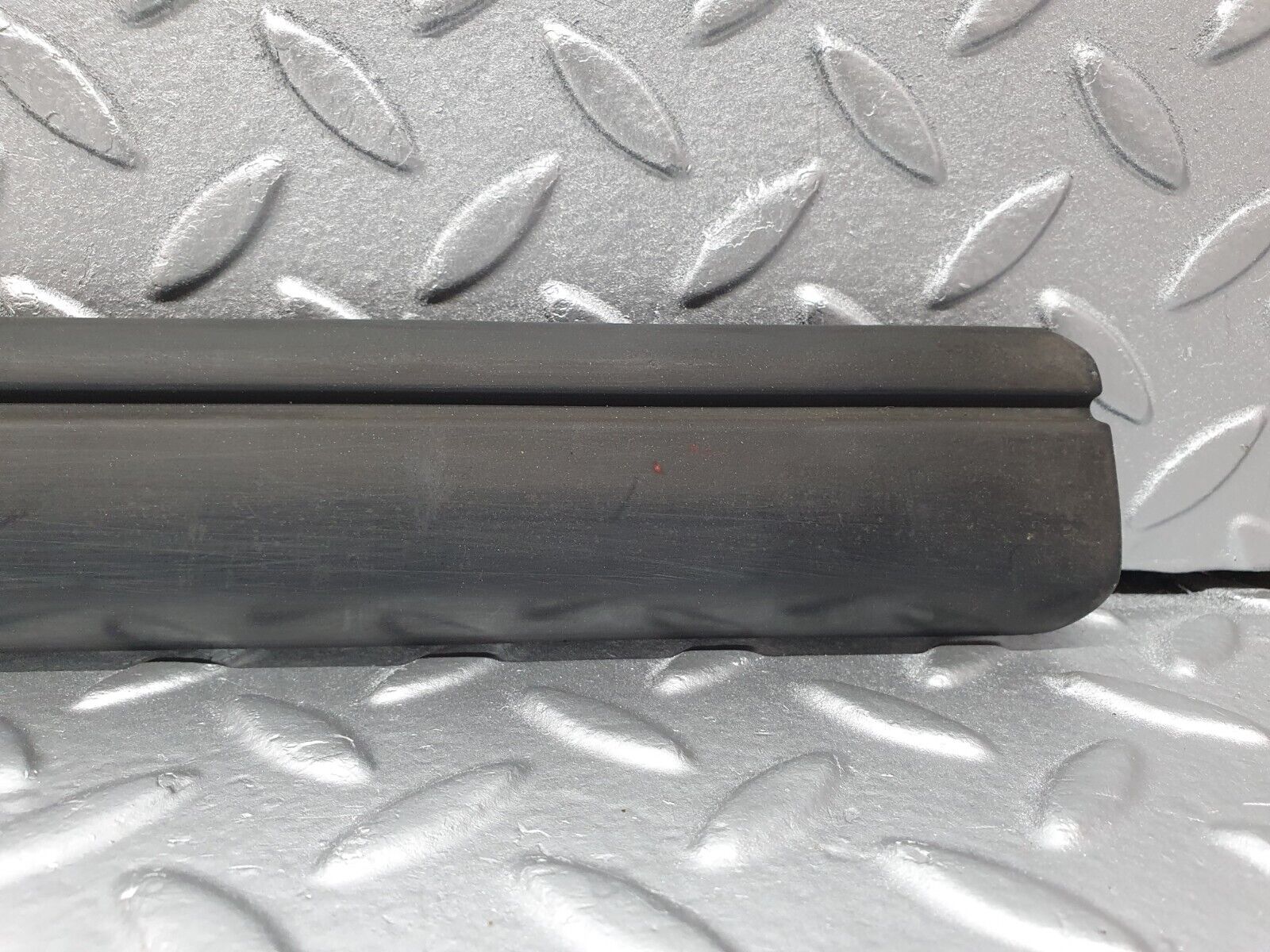 41682 Mercedes-Benz W124 200E Front Left Door Centre Moulding Trim