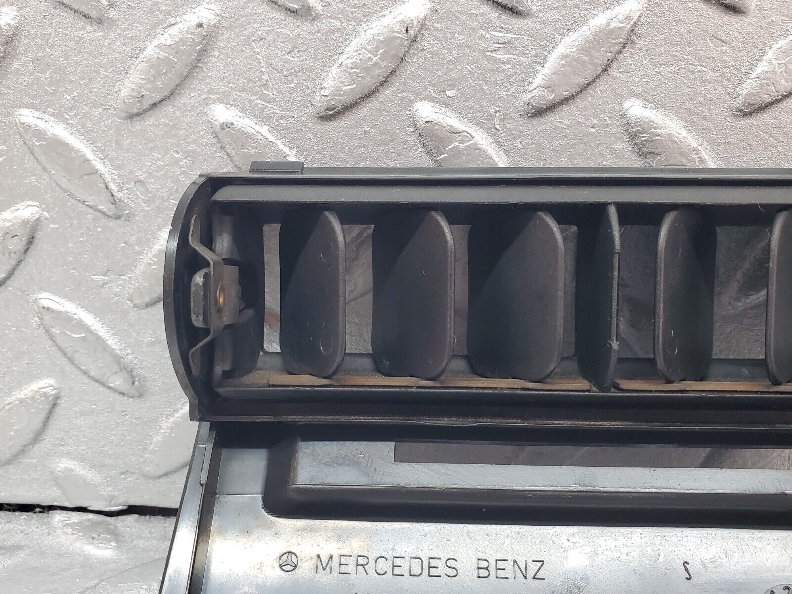 45584 Mercedes-Benz W126 420SE Centre Console Air Vent 1268300013