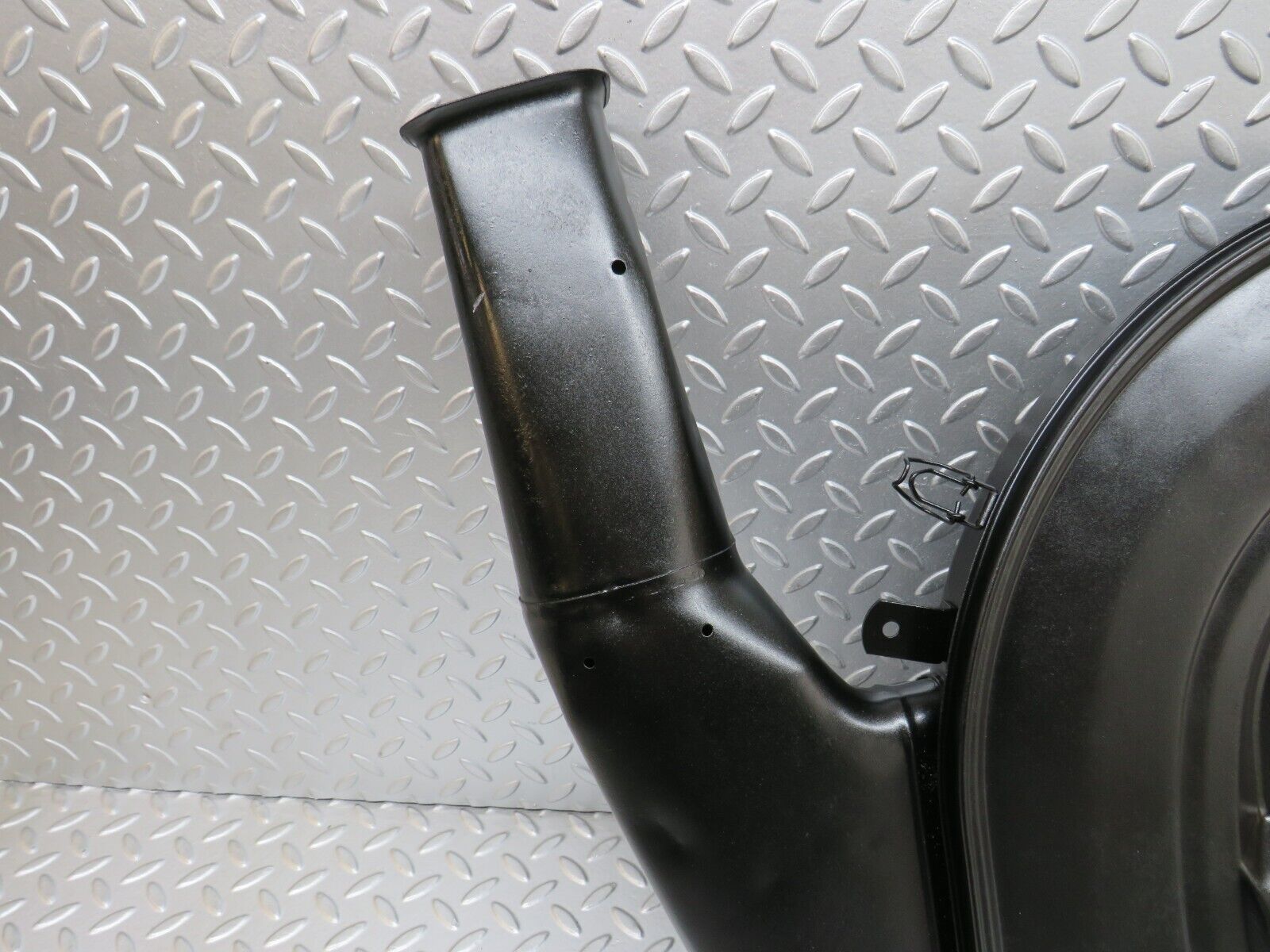 33557 Mercedes-Benz C107 R107 Air Filter Box Housing 0080948902