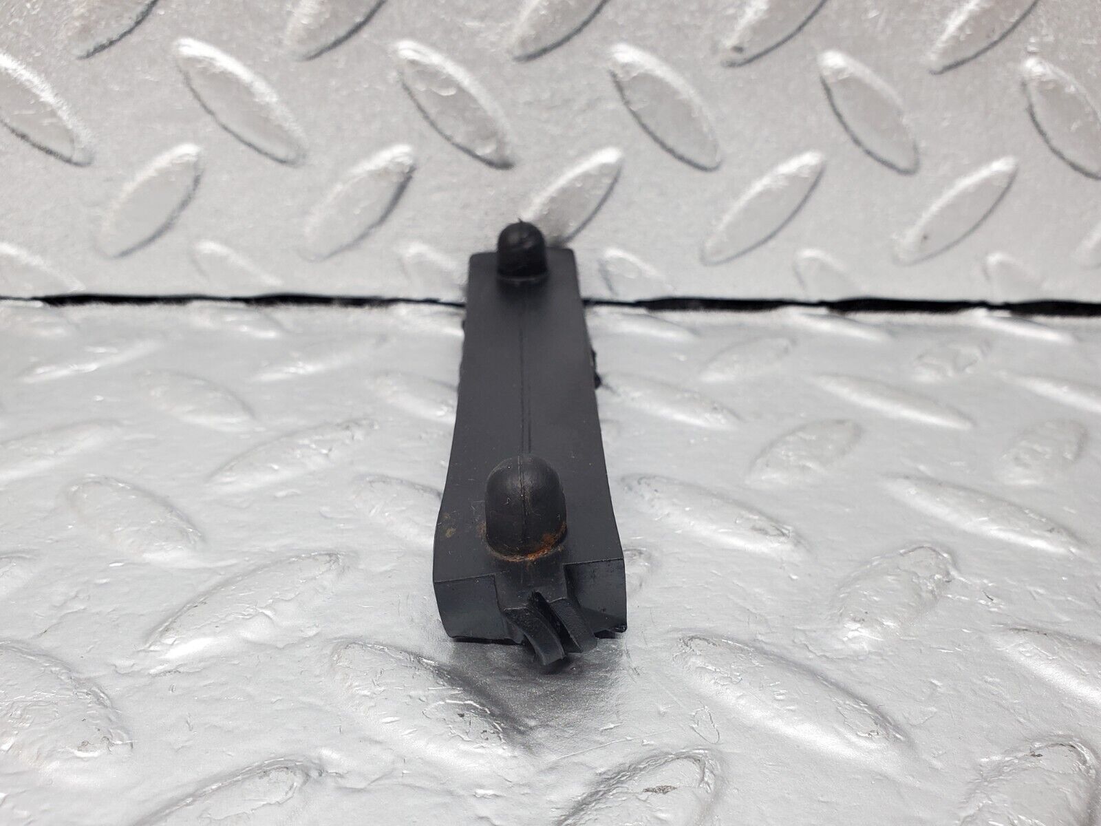 45742 Mercedes-Benz W126 420SE Vacuum Pipe Holder 1268050491