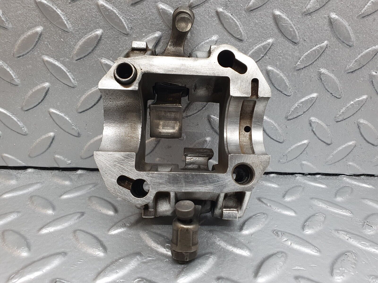 43065 Mercedes-Benz W123 Rocker Arms Camshaft Bearing Block 1020512110