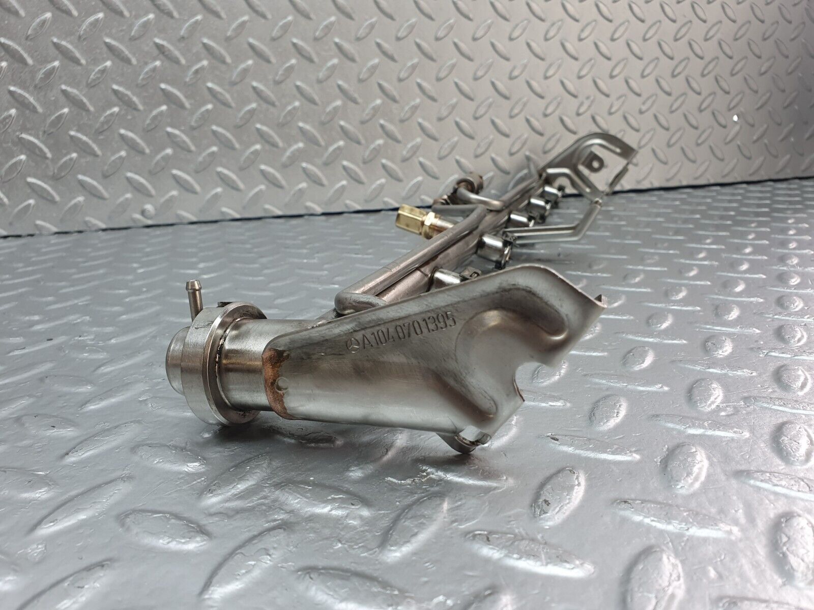 42324 Mercedes-Benz R129 320SL Coupe Fuel Injector Rail With Fuel Pressure Regulator 1040701395 0000781589