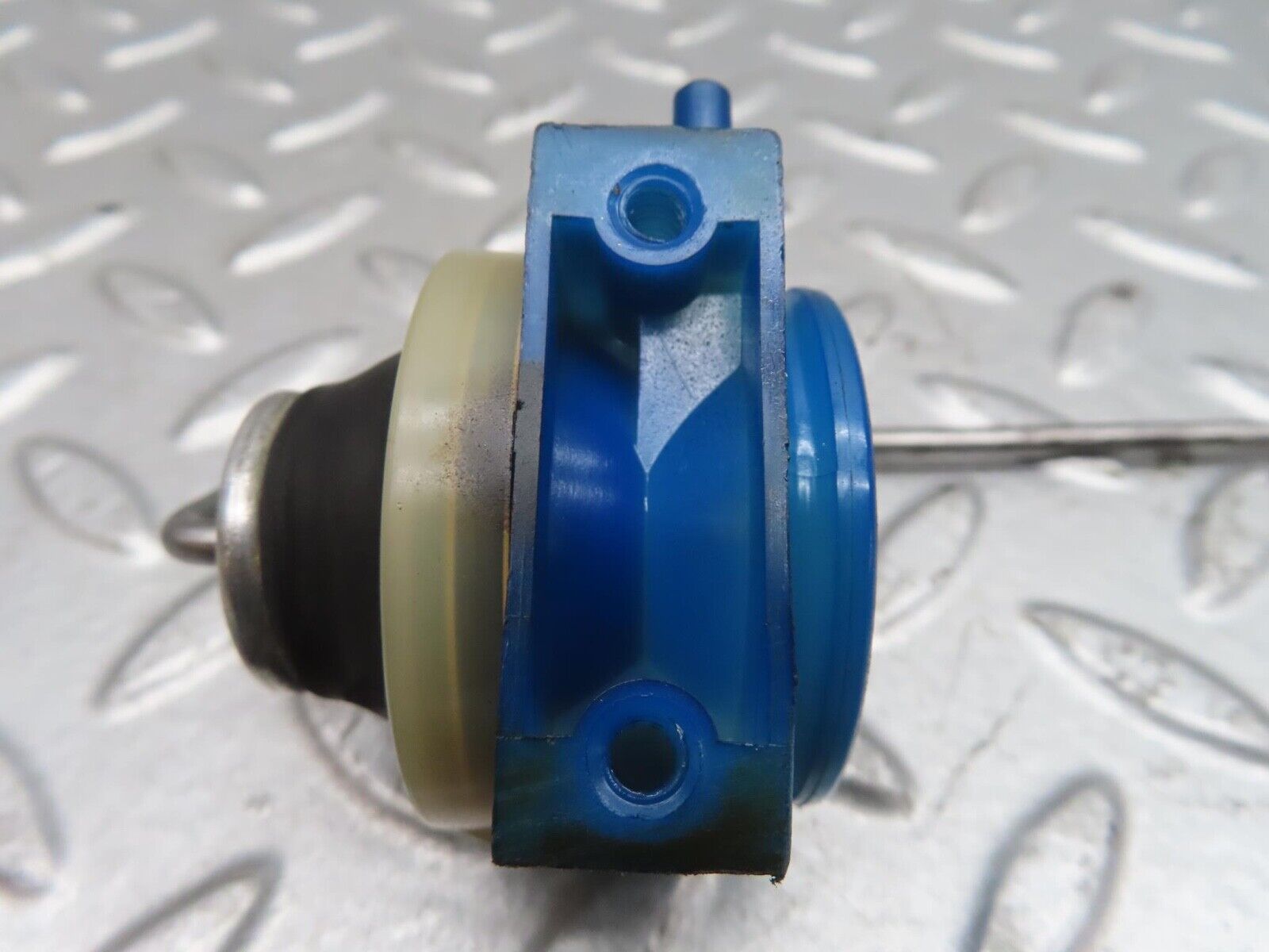 13908 Mercedes-Benz C107 280SLC Fuel Tank Flap Vacuum Lock Actuator