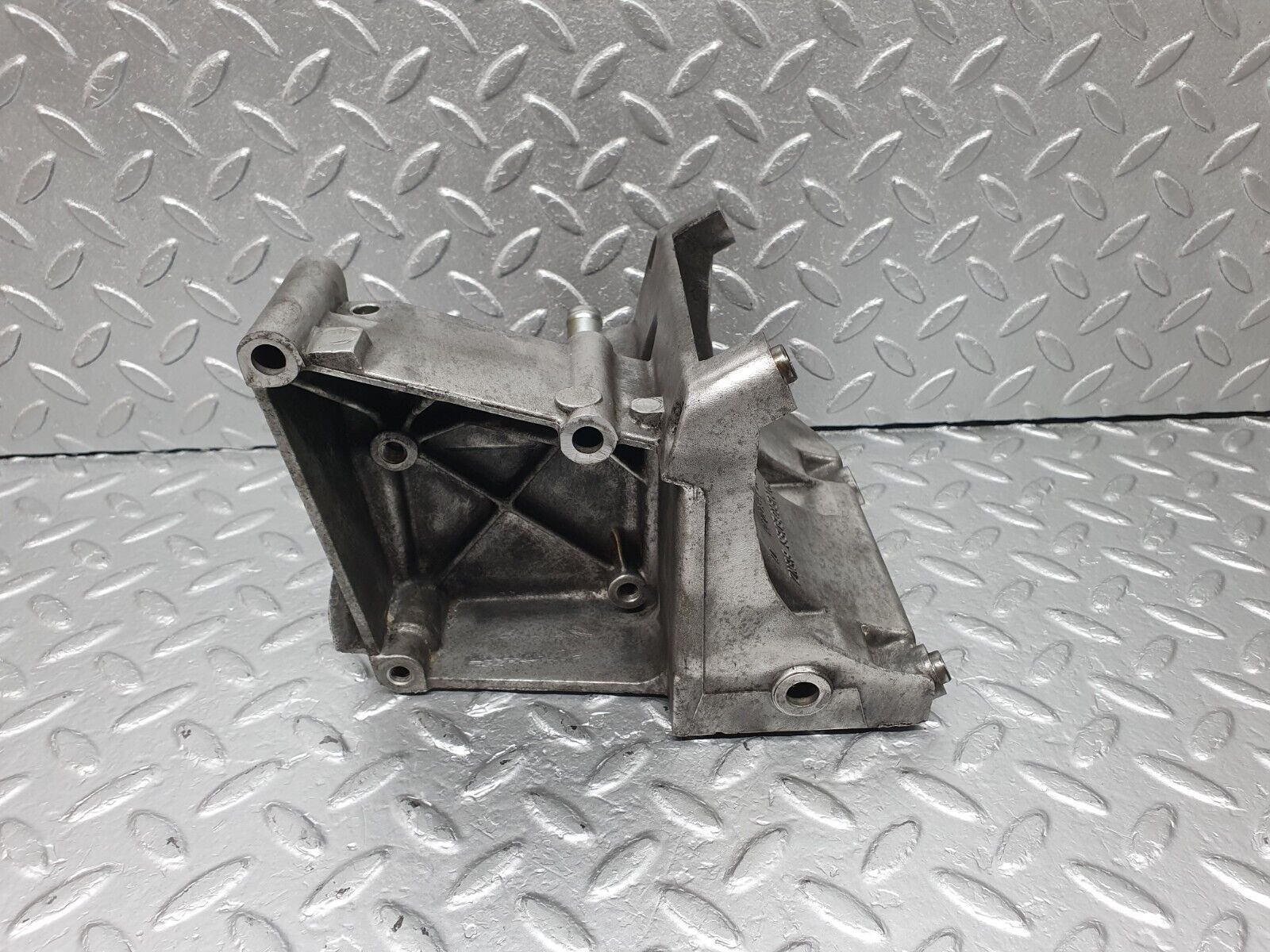 42489 Mercedes-Benz R129 320SL Coupe AC Compressor Mount Bracket 1042360030