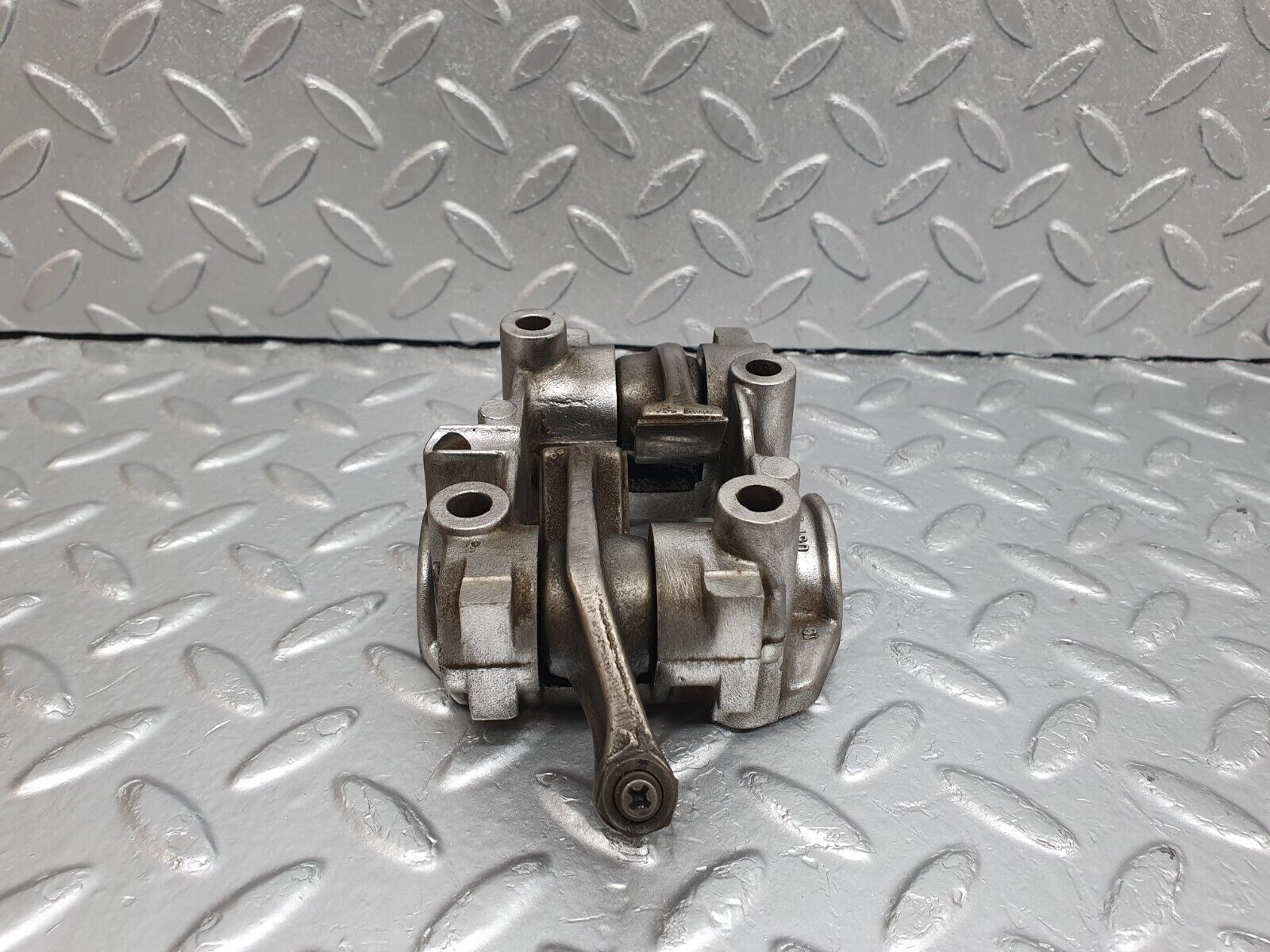 43065 Mercedes-Benz W123 Rocker Arms Camshaft Bearing Block 1020512110