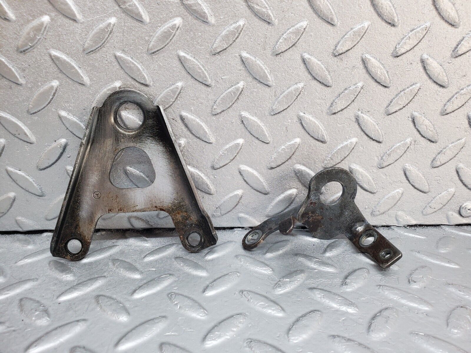 44878 Mercedes-Benz W124 220E Engine Lifting Eyes Hooks