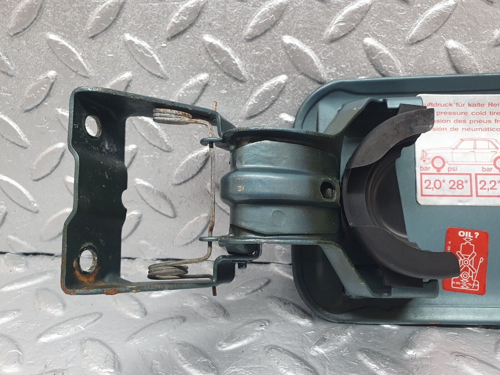 43939 Mercedes-Benz C123 230CE Coupe Fuel Tank Flap Cap 1235840039