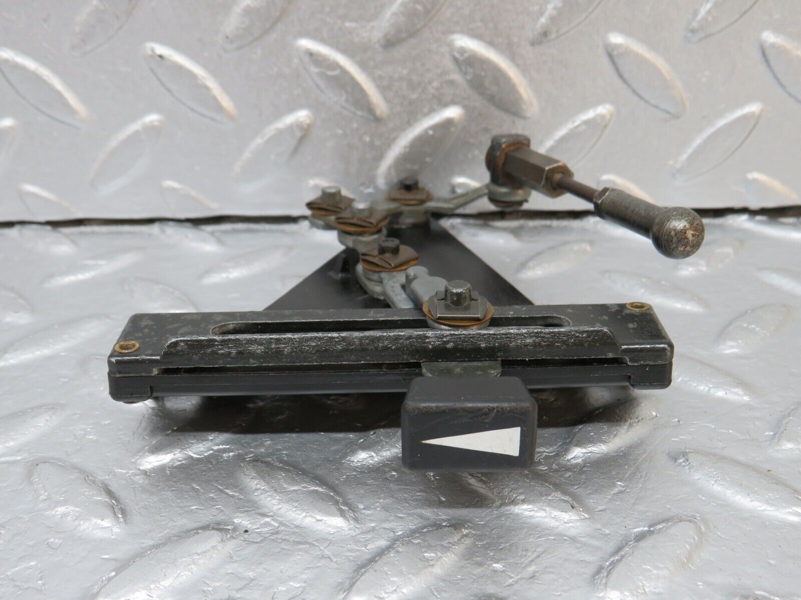 39834 Mercedes-Benz R107 350SL Air Vent Control Lever Centre