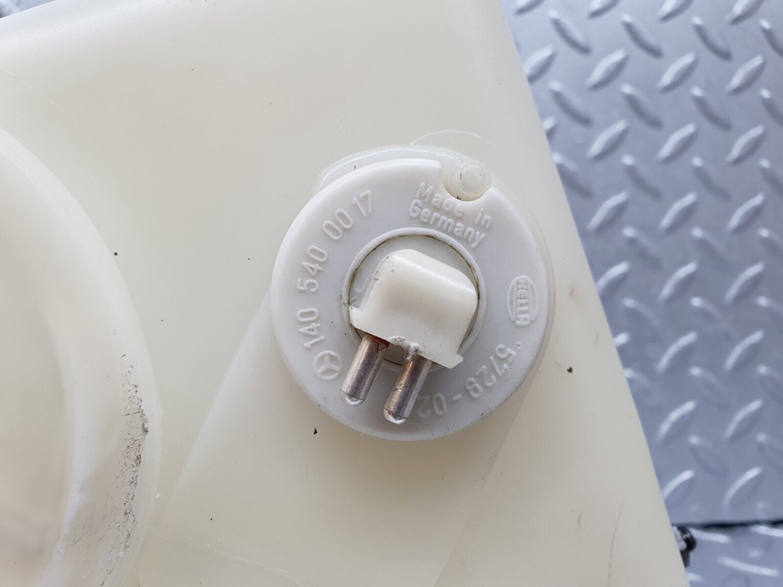 42228 Mercedes-Benz R129 320SL Coupe Windscreen Washer Fluid Reservoir 1298600360 1238690172