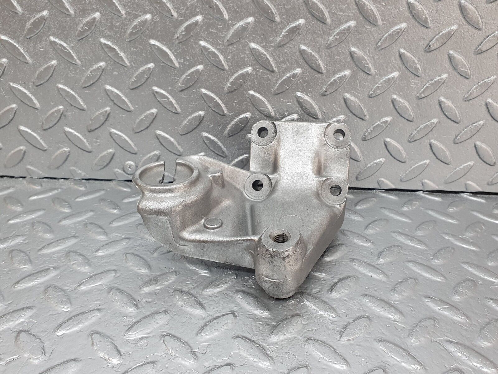 43553 Mercedes-Benz C126 380SEC Coupe Engine Mount Bracket Right 1162235104