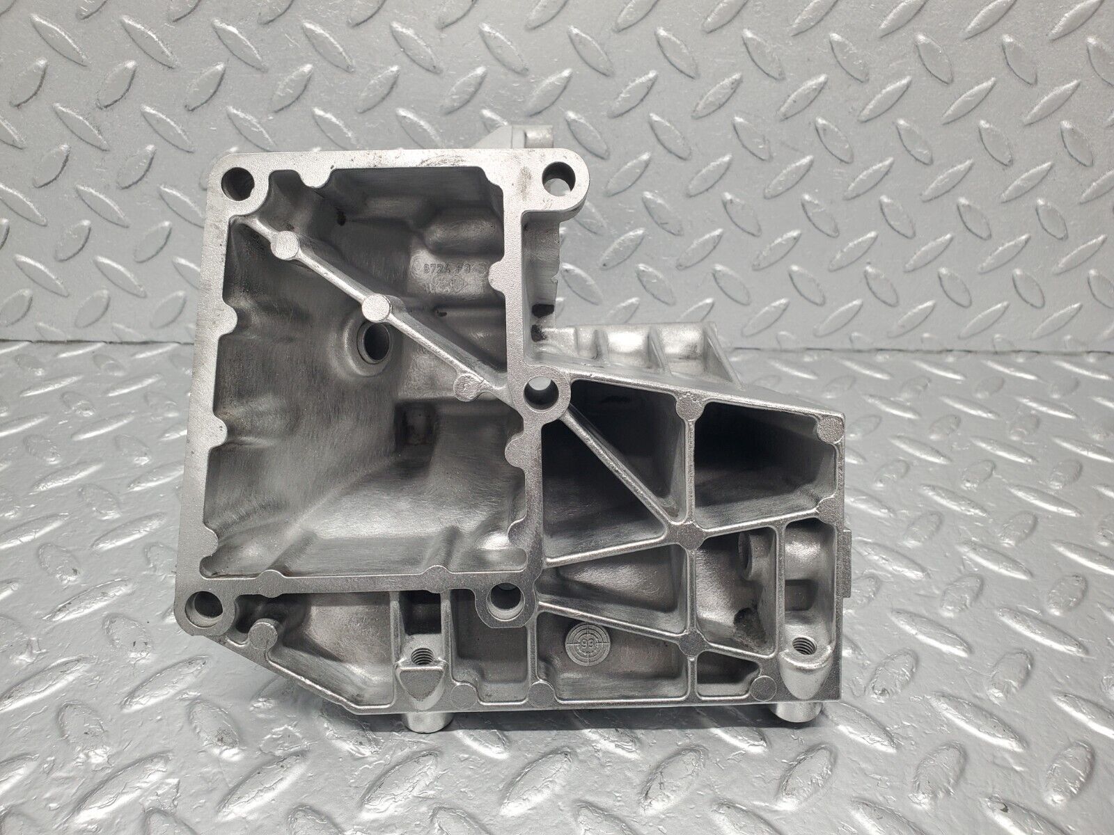 46162 Mercedes-Benz W124 280E Power Steering Pump Bracket 1031310935