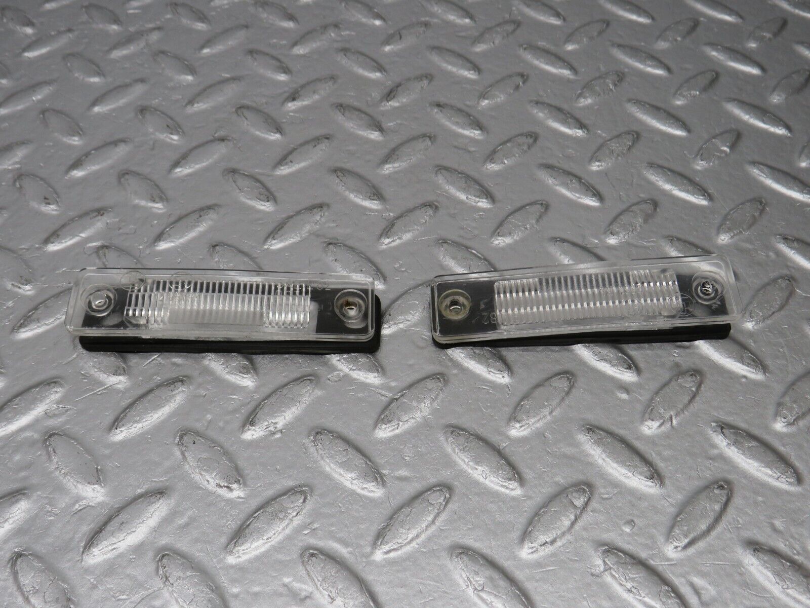 39136 Mercedes-Benz R107 500SL number Plate Light Lens 12981R4