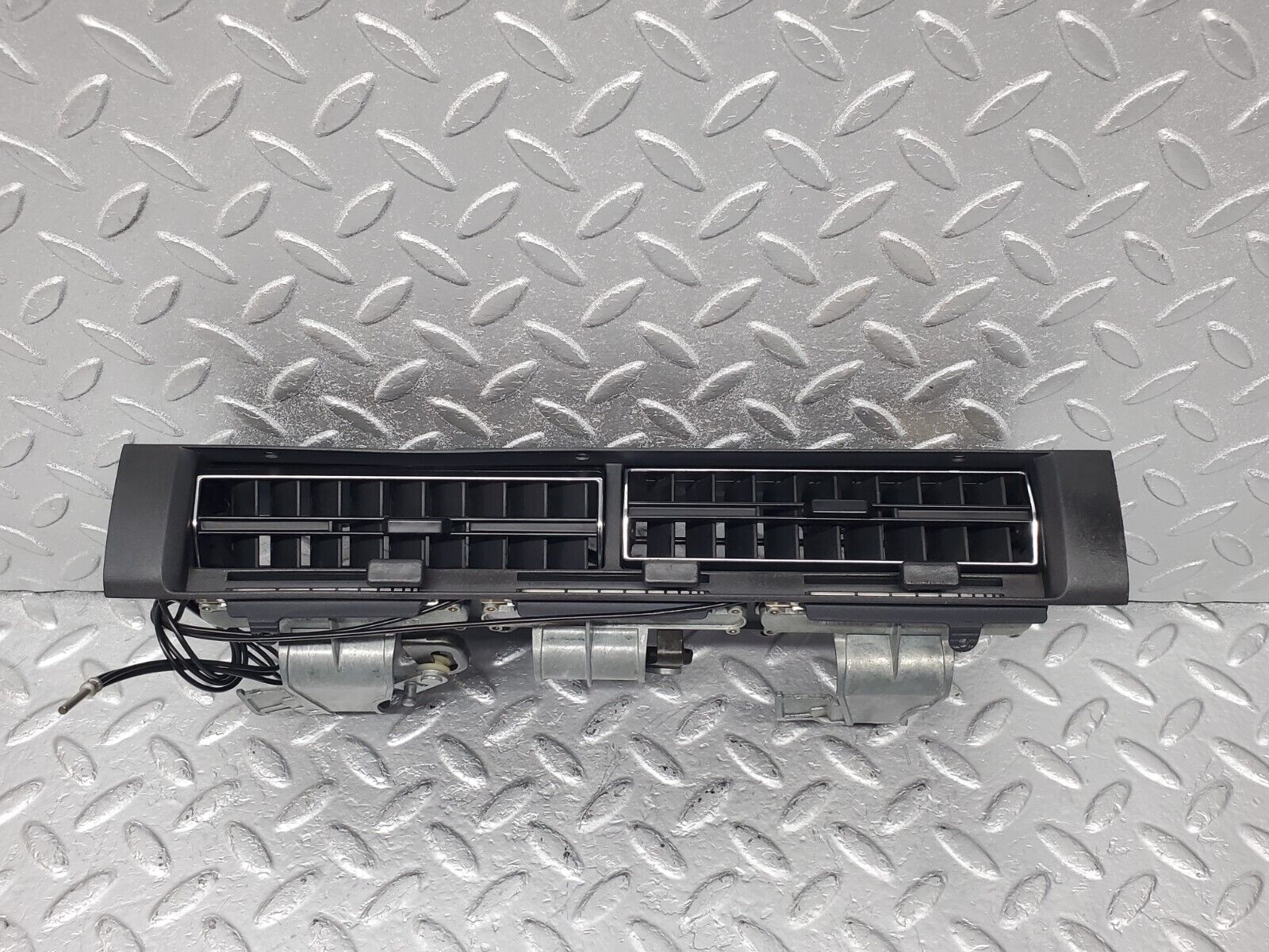 45925 Mercedes-Benz W126 420SE Dashboard Centre Air Vent 1268300654 1268310030 1268310130