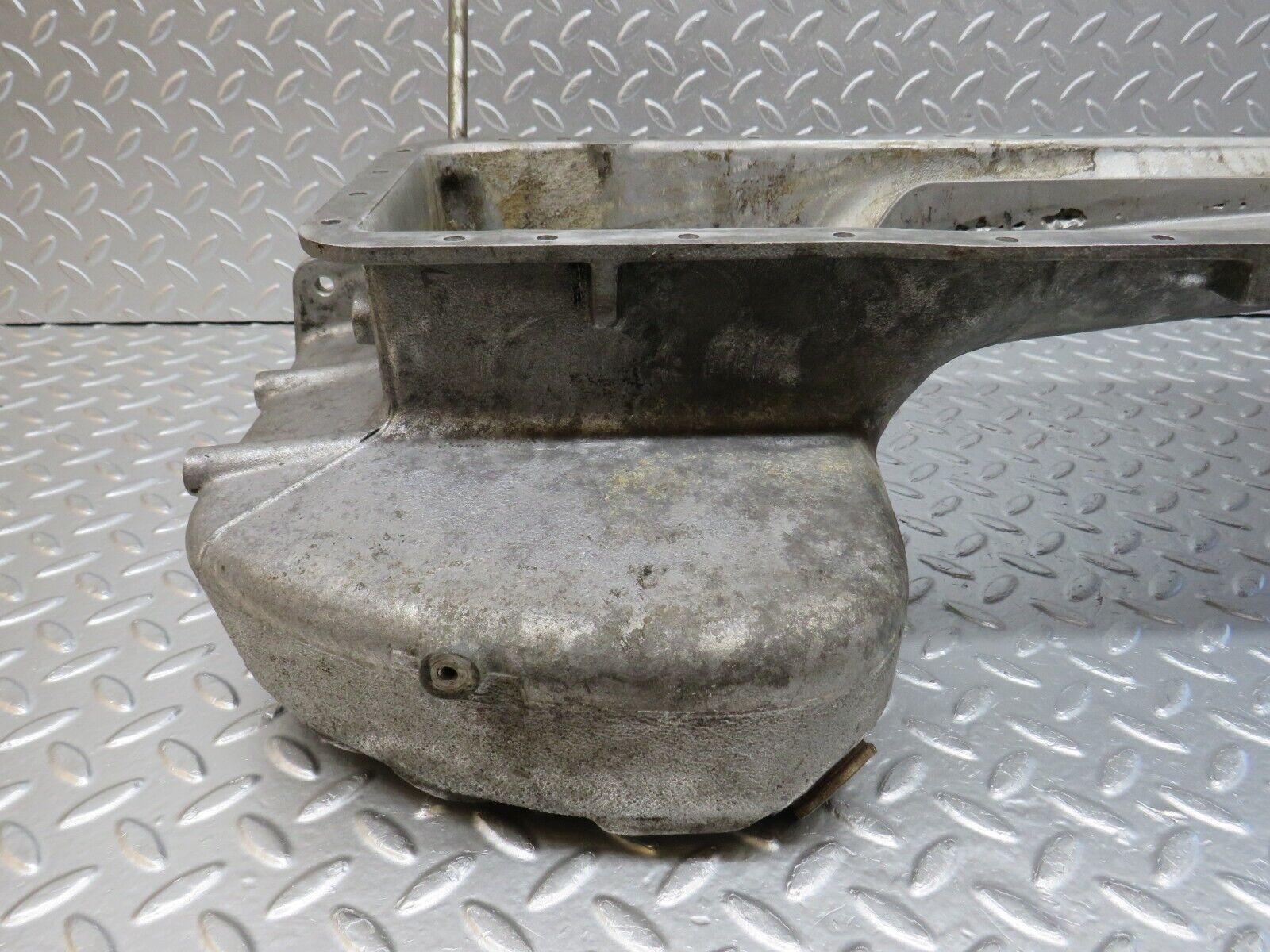 33044 Mercedes-Benz C107 R107 350 V8 Oil Pan Oil Sump 1160102913 1160140166