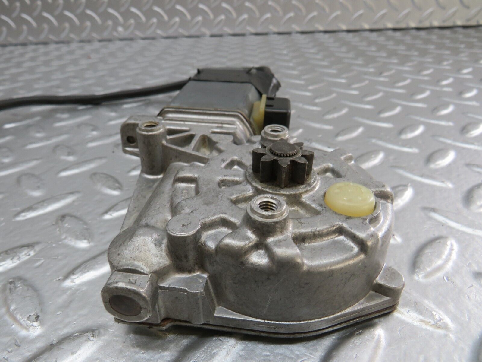 25091 Mercedes-Benz C107 Rear Left Window Regulator Motor 0130821017