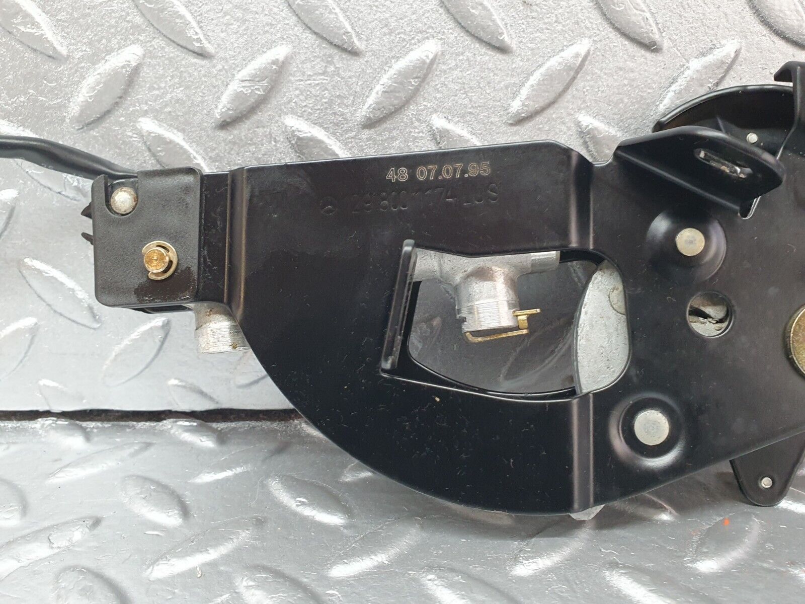 42155 Mercedes-Benz R129 320SL Coupe Rear Left Roof Lock Mechanism 1298001174