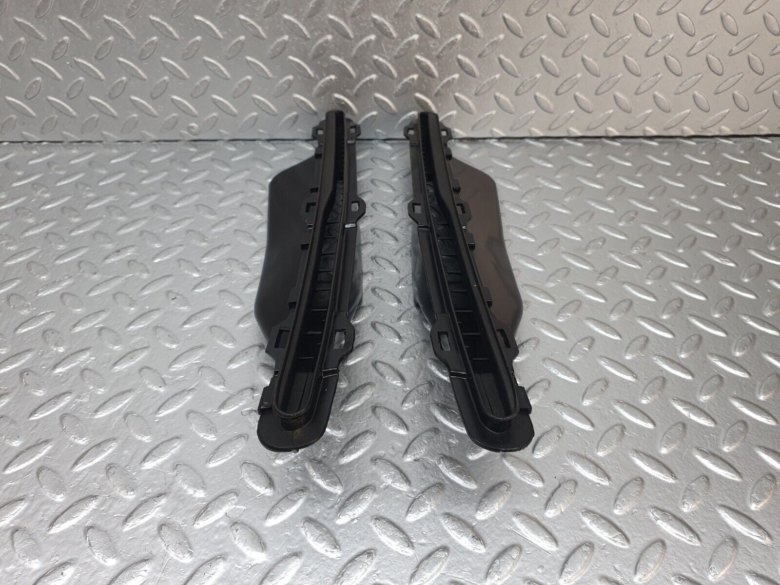 42685 Mercedes-Benz W201 190 2.0L Dashboard Air Vent Pair 2018310560 2018310660