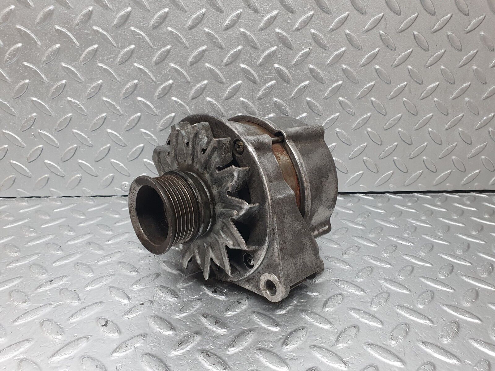 42738 Mercedes-Benz W201 190 2.0L Alternator Generator 0986033740 0120489324 6011550115