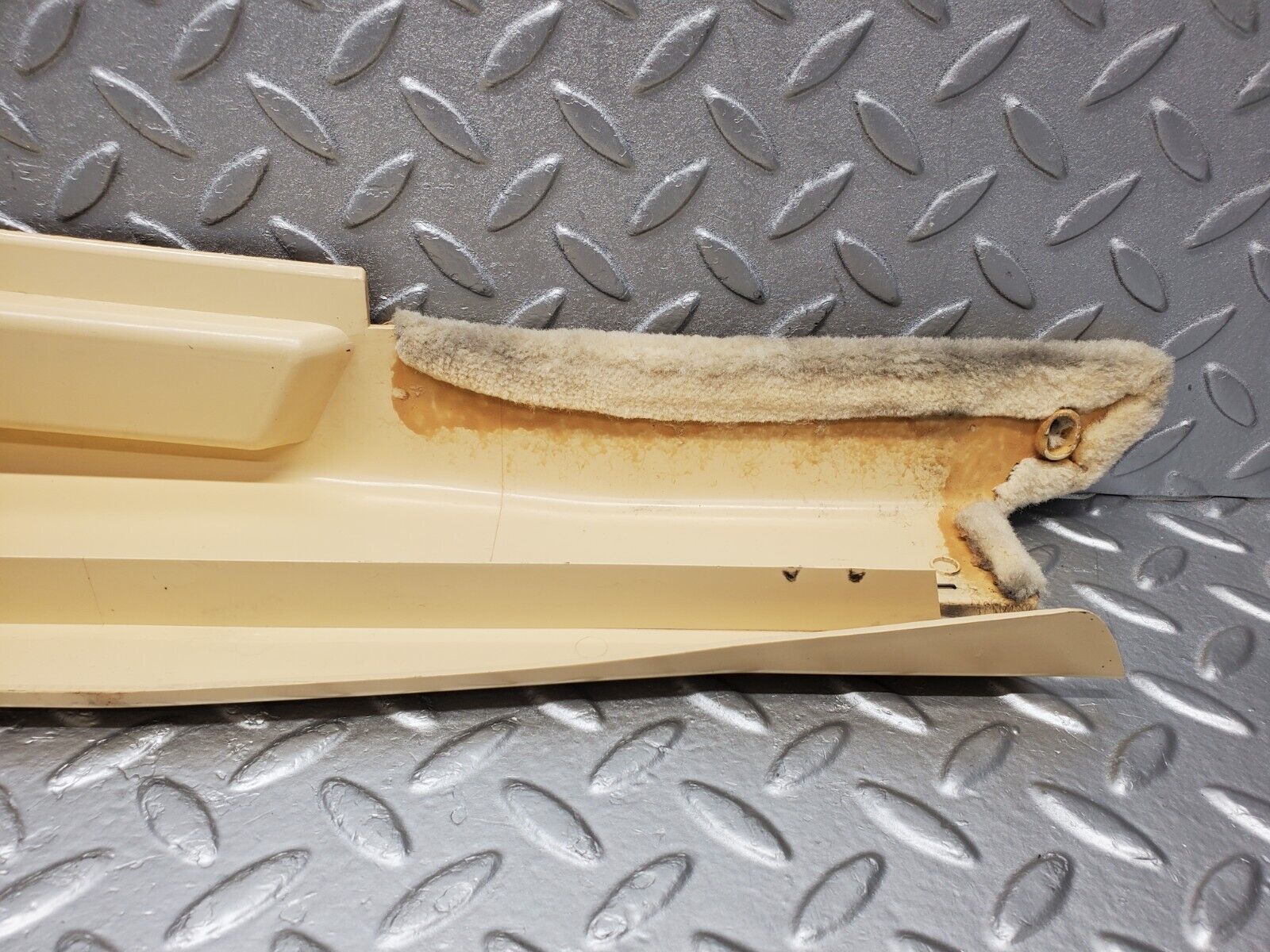 46816 Mercedes-Benz R129 320SL Coupe Left Door Sill Trim Beige 1296800135