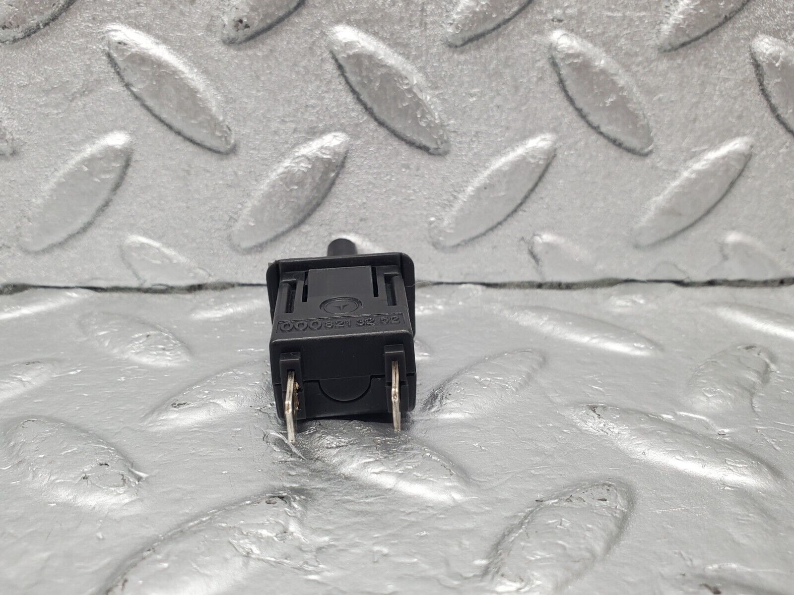 46553 Mercedes-Benz C123 280CE Coupe Door Contact Switch 0008213152