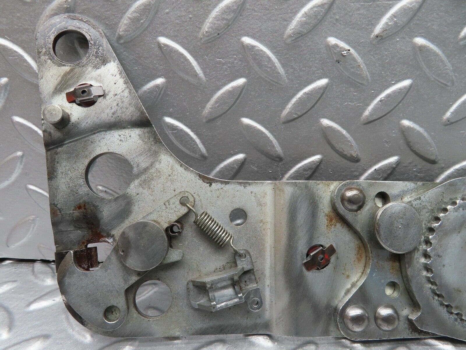 20552 Mercedes-Benz R107 450SL Front Right Seat Hinge 0009108086