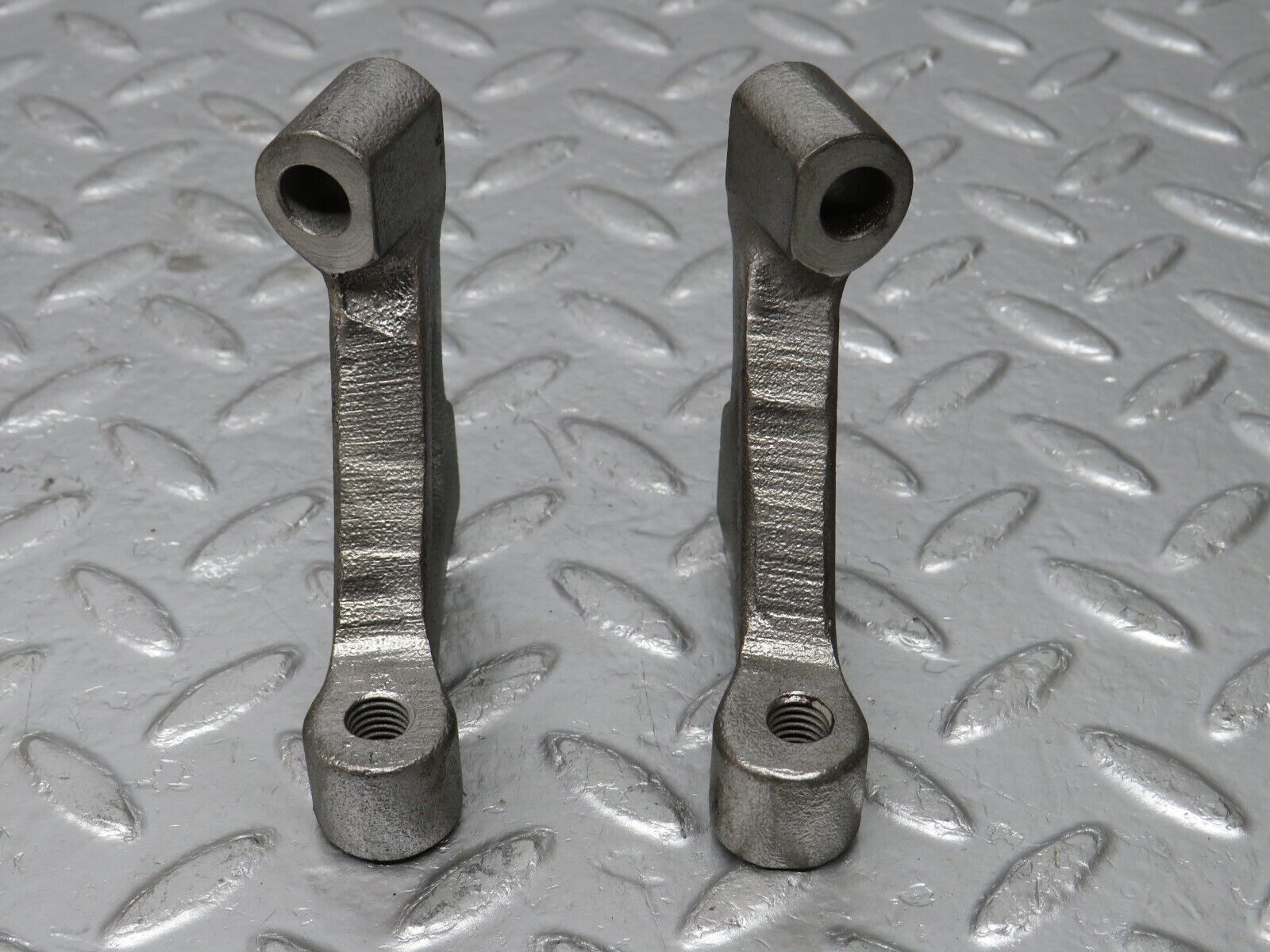 32952 Mercedes-Benz C107 R107 Engine Mount Bracket Pair 1160110895 1160110995